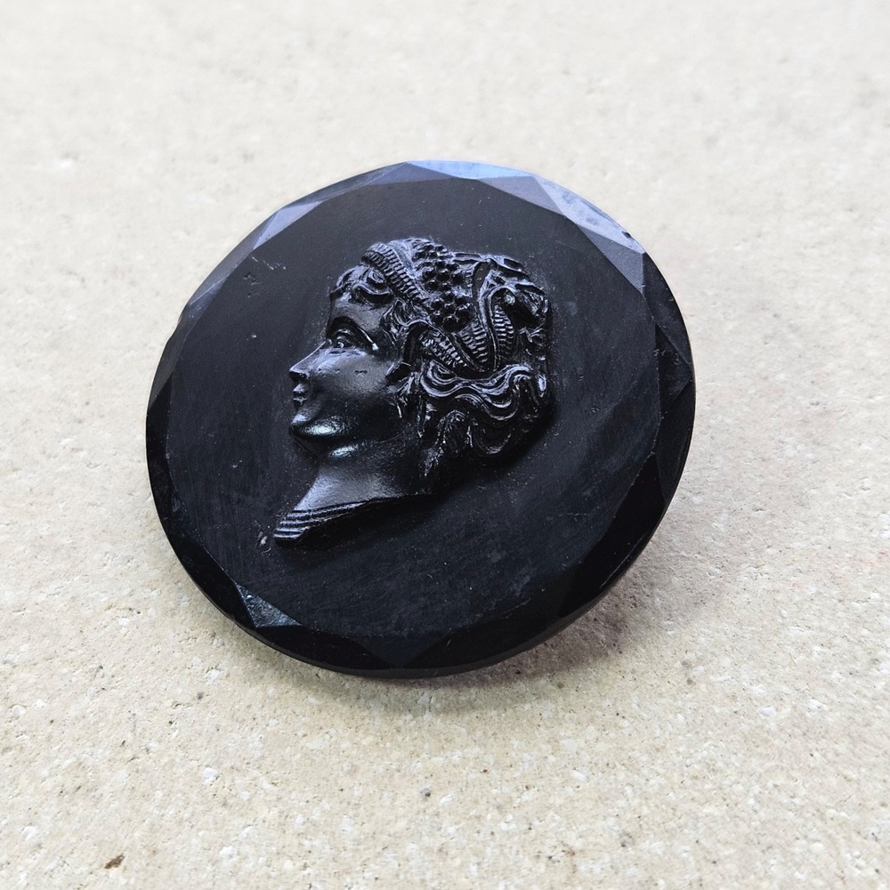 Antique Victorian Black‎ Glass Cameo Mourning Brooch Faceted Edge C-Clasp *FLAW*